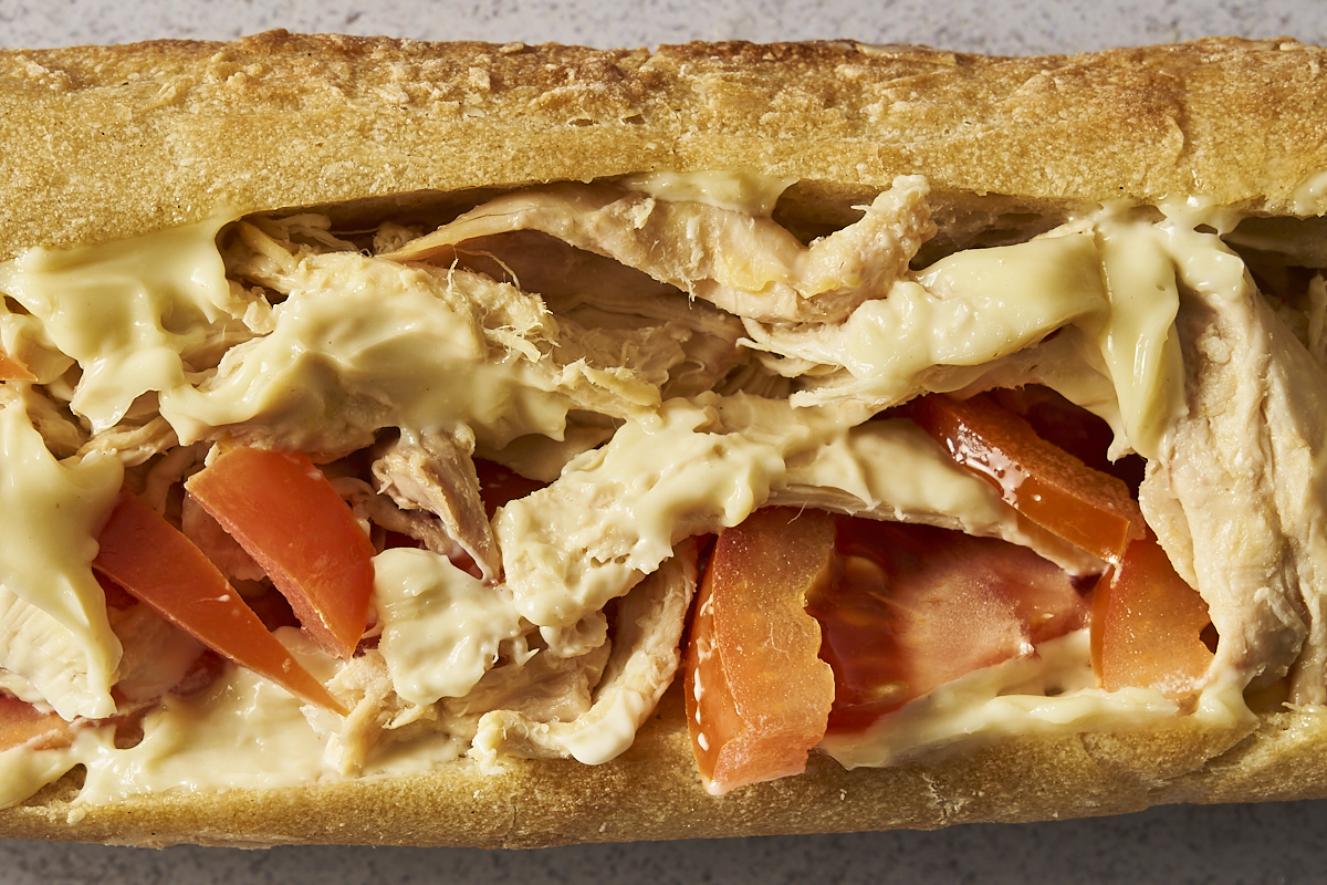 Le Poulet fermier : Poulet fermier effiloché, tomates fraîches, mayonnaise maison